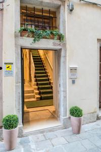 una escalera en un edificio con dos macetas en Polo's Treasures, en Venecia