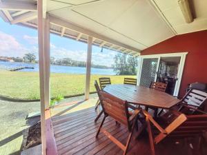 a wooden deck with a table and chairs on a house at Christian's Minde Jervis bay in Jervis Bay Village