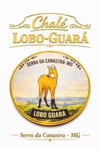 a gold plate with a logo of a camel at Rekanto Canastra in Delfinópolis +15 photos