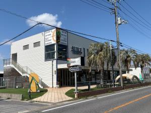 a building on the side of a street at まるで映画館 本格シアター 寝室6部屋 大家族大集合 海まで徒歩すぐ ---オーシャニア一宮--- in Ichinomiya