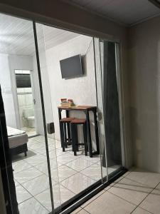 a room with a table and a television in a room at Vila do Chaves Sr Barriga 70 in Itajaí