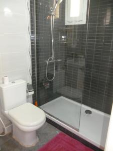 ein Badezimmer mit Dusche, Toilette und Badewanne in der Unterkunft SuperF2+2020 in LʼAgha + 10 Fotos