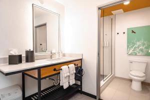 a bathroom with a sink and a toilet at Boundary Hotel By Terra Vi, Durango in Durango