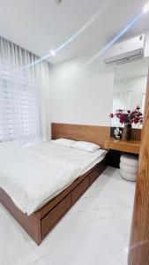 a bedroom with a large bed and a window at Sunrise Home in Xóm Niêm
