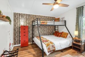 a bedroom with a bunk bed and a ceiling fan at Wild Rhodes in Wimberley