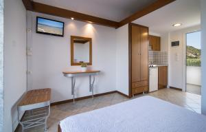 sypialnia z łóżkiem, umywalką i lustrem w obiekcie Linaraki Studios & Apartments SIKIA HALKIDIKI w mieście Sykia +36 zdjęć