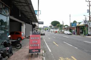 a sign on the side of a city street at Griya Aneka Malioboro Yogyakarta Mitra RedDoorz in Yogyakarta
