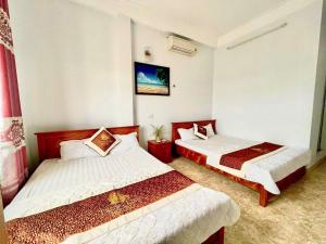 a room with two beds in a room at Trung Liên Hotel in Đảo Cô Tô