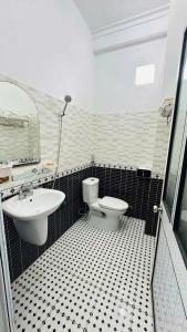 a bathroom with a white toilet and a sink at Trung Liên Hotel in Đảo Cô Tô