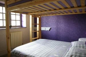 sypialnia z 2 łóżkami piętrowymi i fioletową ścianą w obiekcie Chambre familiale proche du PAL -Cardamome- w mieście Saligny-sur-Roudon