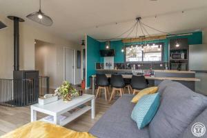 a living room with a couch and a kitchen at Les bichous in Saint-Thomas