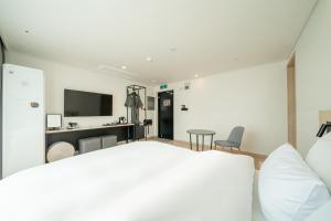ein Schlafzimmer mit Bett und ein Wohnzimmer in der Unterkunft hotel J bay in Samgong-ni + 16 Fotos