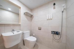 ein Badezimmer mit Waschbecken, Toilette und Dusche in der Unterkunft hotel J bay in Samgong-ni