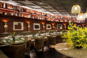 A restaurant or other place to eat at Vincci Mae