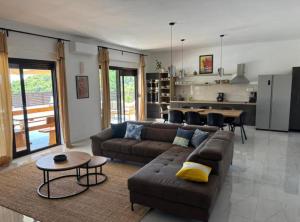 a living room with a couch and a kitchen at Villa Coral in Novo Selo