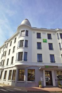 a large white building with a large window at ibis Styles Moulins Centre in Moulins