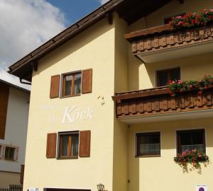 a building with flowers on the side of it at Köcks Bed & Breakfast in Galtür