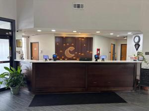 a lobby with a reception desk in a building at Comfort Suites Hattiesburg near University in Hattiesburg +49 photos