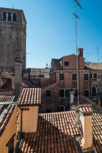 a view of roofs of buildings with a tower at Polo's Treasures in Venice