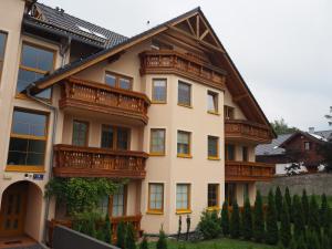 een groot huis met houten balkons bij Apartament DOMINO in Karpacz