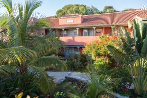 ein Orangenhaus mit Palmen und Pflanzen in der Unterkunft Hotel Hacienda de Abajo-Adults Only-Lujo in Tazacorte
