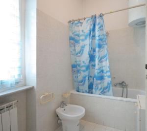 マリーナ・ディ・アンドーラにあるSapore di Saleのバスルーム(トイレ、青いシャワーカーテン付)