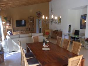 カプデペラにあるS'Olivaのダイニングルーム、リビングルーム(木製テーブル、椅子付)