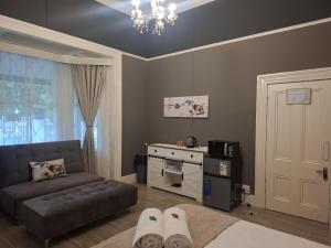un soggiorno con un divano e un tavolo di Bright Diamond Inn a Kimberley