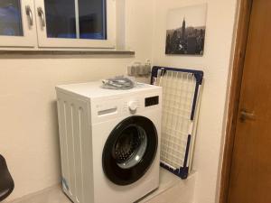 a washing machine in a corner of a room at Hegedal Fjordhouse in Hobro