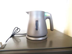 a kettle sitting on top of a table at B&BHOUSE FAM in Ichinomiya