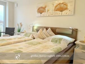 two beds sitting next to each other in a bedroom at Ferienwohnung de Lark Penthouse mit Nordseeblick in Dorum-Neufeld