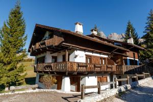 Cette grande maison en bois dispose d'un balcon. dans l'établissement Villa Ca Perosego - Stayincortina, à Cortina dʼAmpezzo