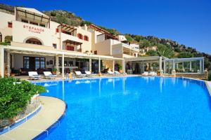 Bazén v ubytovaní Stefanos Village Hotel alebo v jeho blízkosti