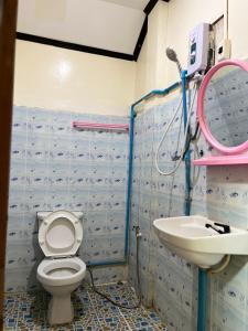 a bathroom with a toilet and a sink at Janh Ya Phone Guesthouse in Pakbeng