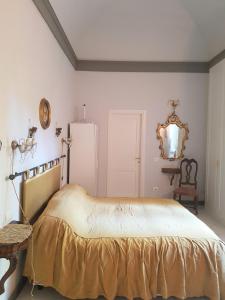 フィレンツェにあるPeacefull in Duomoのベッドルーム1室(ベッド1台、鏡、椅子付)