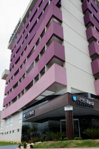 a hotel with a purple building at Hotel Real Executive in Aparecida de Goiania