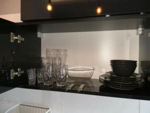 een aanrecht met glazen en borden erop bij Marszałkowska Apartament 138 in Warschau