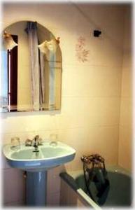 La salle de bains est pourvue d'un lavabo et d'un miroir. dans l'établissement Hostal Rivera - Atocha, à Madrid