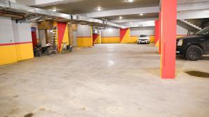 an empty parking garage with cars parked in it at فندق البرج الابيض - White Tower Hotel in Ōlmush
