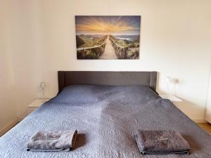 a bedroom with a bed with two towels on it at 3 Zimmer Apartment mit Garten in Wuppertal