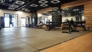 a gym with several treadmills in a room at فندق البرج الابيض - White Tower Hotel in Ōlmush