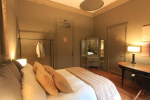 a bedroom with a bed with pillows and a desk at -Casa Haydée- in Paysandú