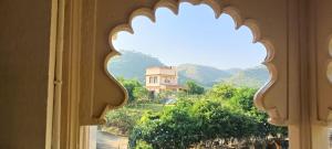 a view of a building through an arch window at aurum villa's kodiyat in Nāi