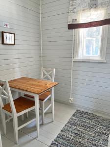 サロにあるVuohensaari, Rantatalo 1の窓のある部屋にあるテーブルと椅子