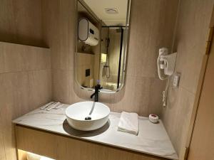 ein Badezimmer mit Waschbecken und Spiegel in der Unterkunft Amure hotel in Ulaanbaatar