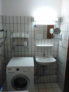 a bathroom with a washing machine and a sink at Lagunenstadt-Rasmus in Ueckermünde