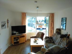 ein Wohnzimmer mit einem Sofa und einem TV in der Unterkunft Lagunenstadt-Rasmus in Ueckermünde