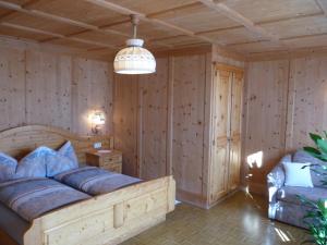 インナーヴィルグラーテンにあるBiohof Jeneweinの木製の壁のベッドルーム1室(木製ベッド1台付)