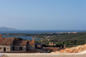 a view of a town with buildings and the water at Hotiday Apartment Liscia Di Vacca in Porto Cervo