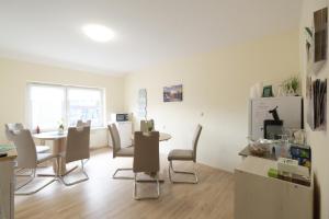 a living room with a table and chairs at Haus Mila in Bienenbüttel